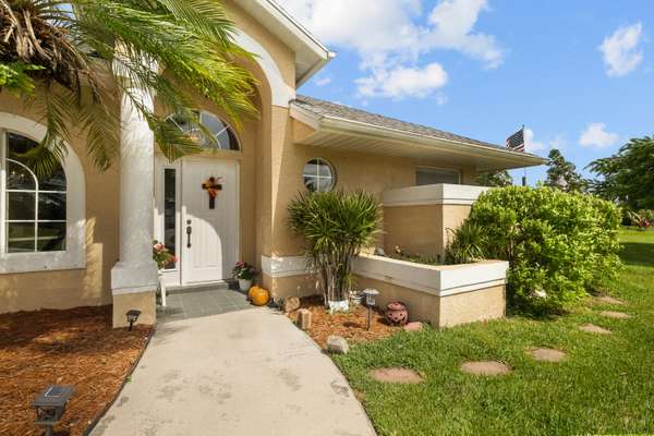 2055 SW Aaron LN, Port Saint Lucie, FL 34953