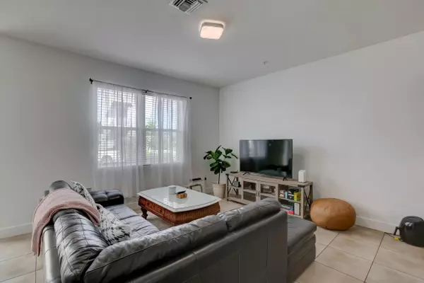 Oakland Park, FL 33334,420 NE 35th CT 2