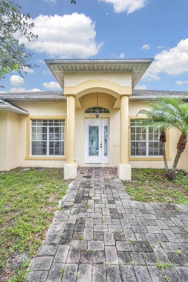 2342 SW Cooper LN, Port Saint Lucie, FL 34984