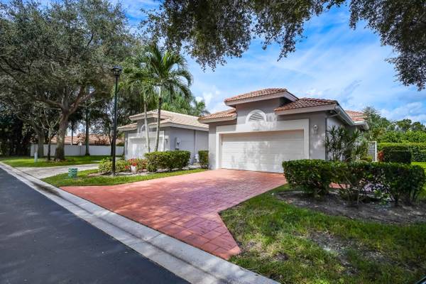 9599 N Crescent View DR, Boynton Beach, FL 33437