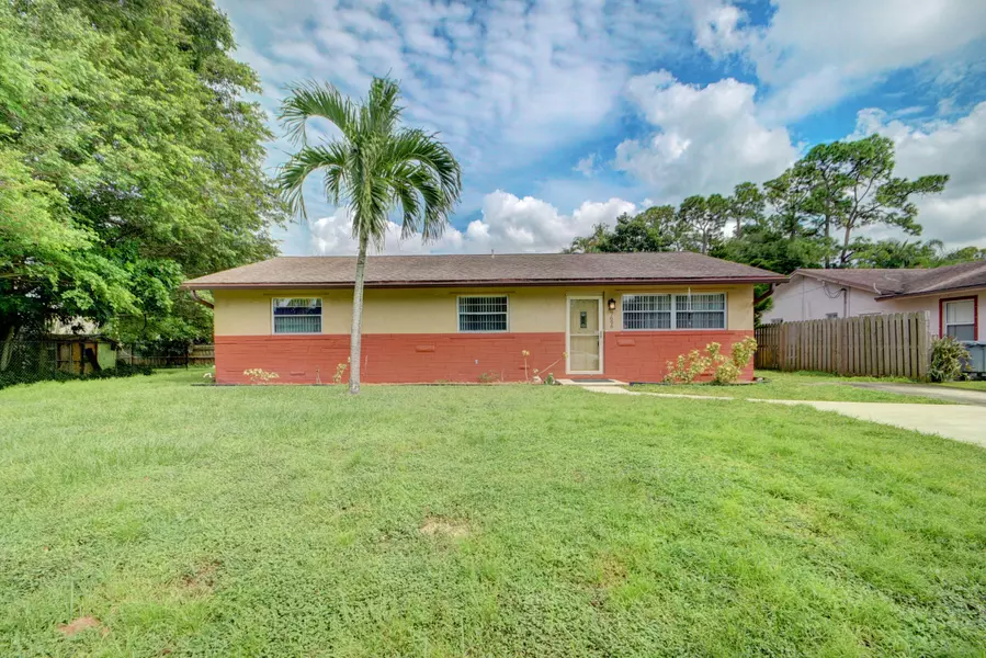 7696 1st TER, Lake Worth, FL 33463