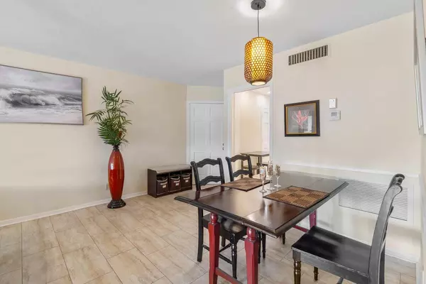 Tequesta, FL 33469,10 Garden ST 203s