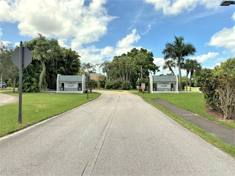 4539 Luxemburg CT 102, Lake Worth, FL 33467