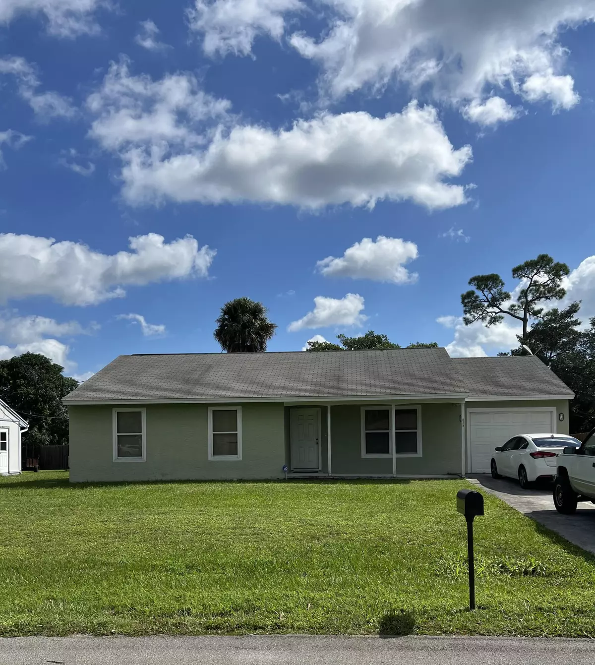 Stuart, FL 34996,925 SE Hibiscus AVE