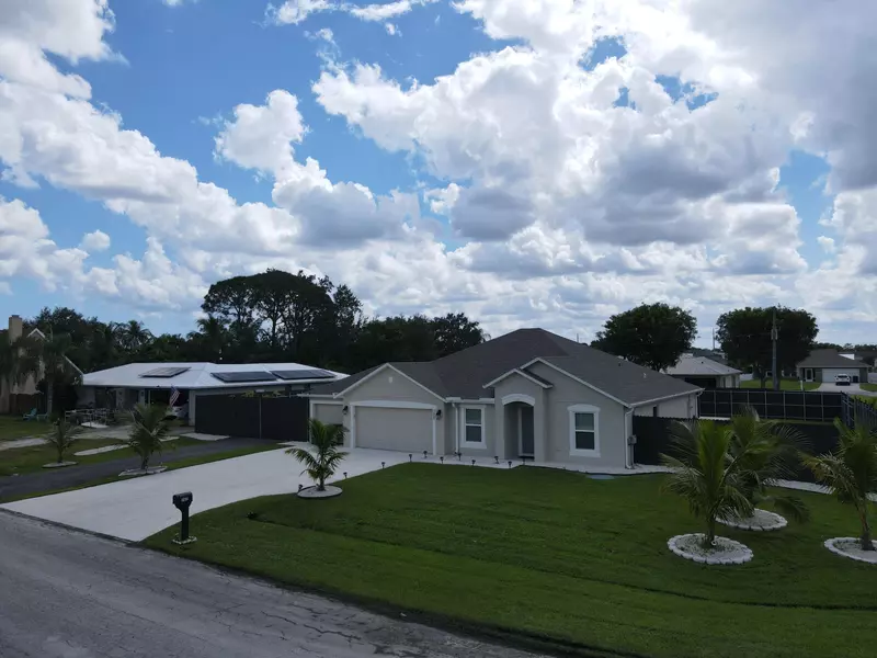 702 SE Evans AVE, Port Saint Lucie, FL 34952