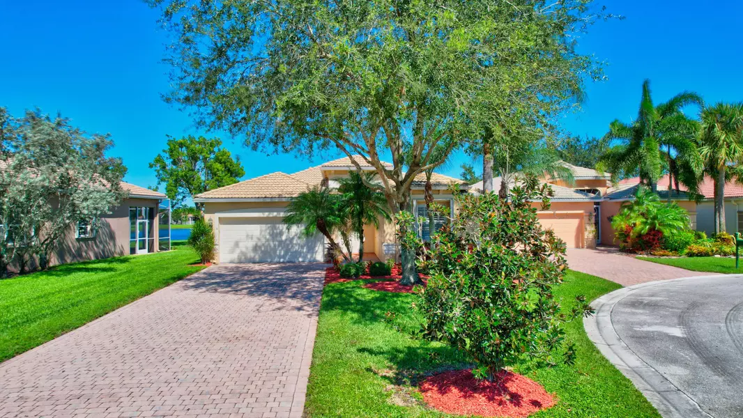 8115 Alberti DR, Lake Worth, FL 33467