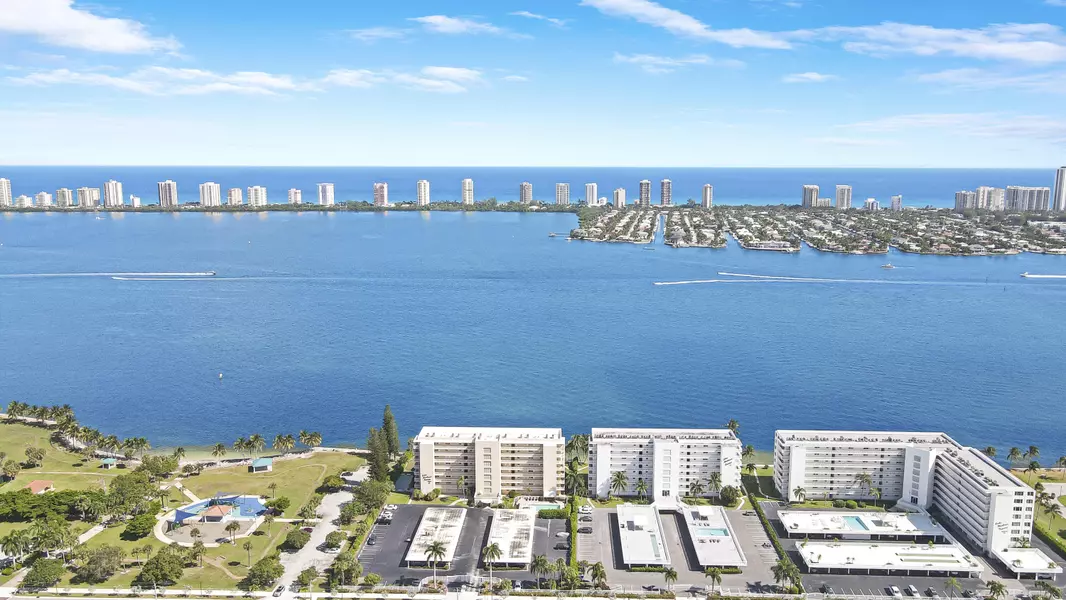 401 Lake Shore DR 205, Lake Park, FL 33403