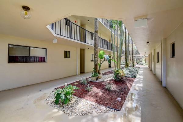 Delray Beach, FL 33484,5370 Las Verdes CIR 324