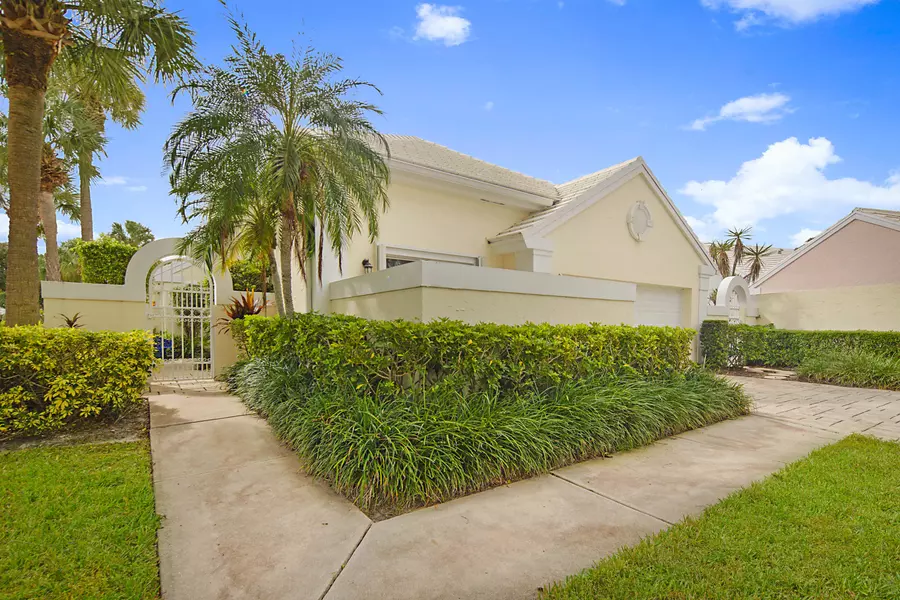 14 Wyndham LN, Palm Beach Gardens, FL 33418