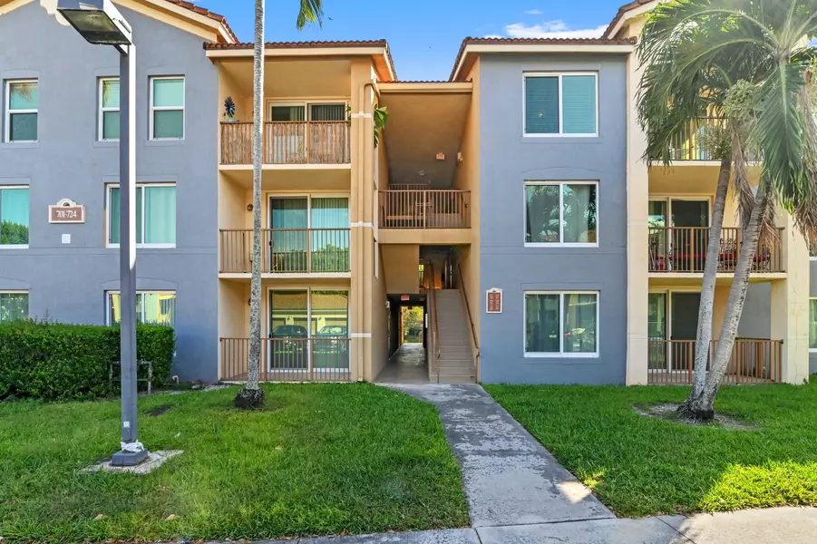 715 Villa CIR, Boynton Beach, FL 33435