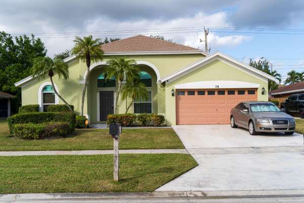 114 Queens LN,  Royal Palm Beach,  FL 33411