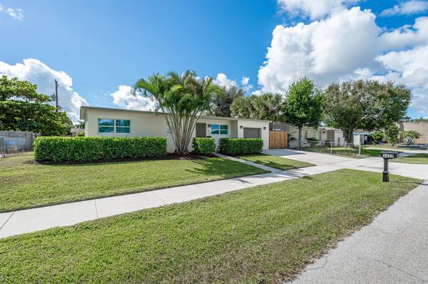 Lantana, FL 33462,1432 W Pine ST