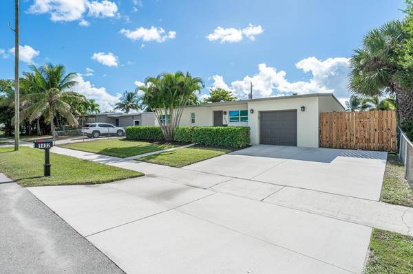 Lantana, FL 33462,1432 W Pine ST