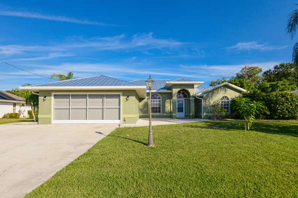 2537 SE Hallahan ST, Port Saint Lucie, FL 34952