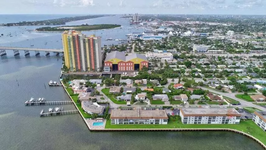 Riviera Beach, FL 33404,400 Wilma CIR 207