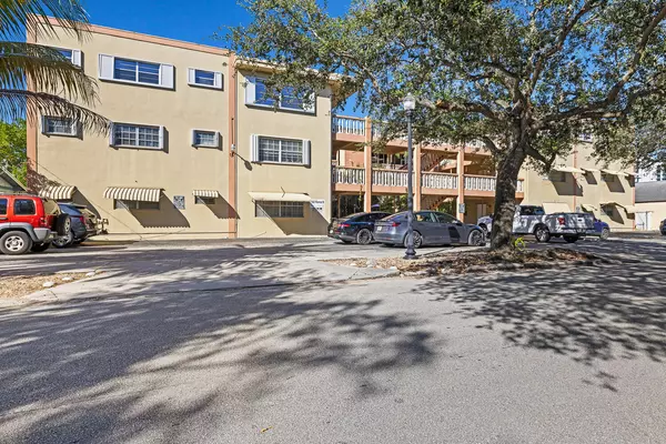 1943 Monroe ST 110d,  Hollywood,  FL 33020