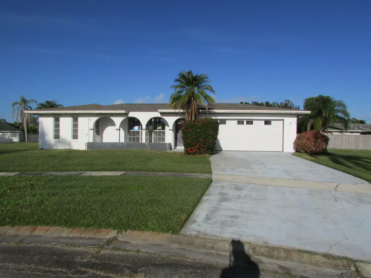 Port Saint Lucie, FL 34983,634 SW Bolin CT