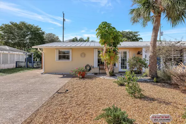 294 SE Sailfish LN, Stuart, FL 34996