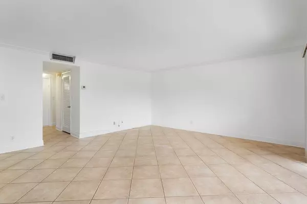 Boca Raton, FL 33432,371 SW 8th ST 2-B-W