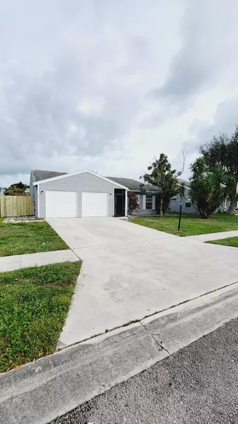 7915 S Blairwood CIR, Lake Worth, FL 33467