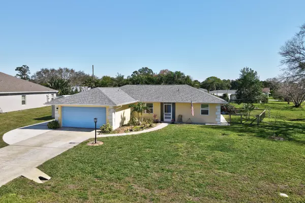 573 Saunders ST,  Sebastian,  FL 32958