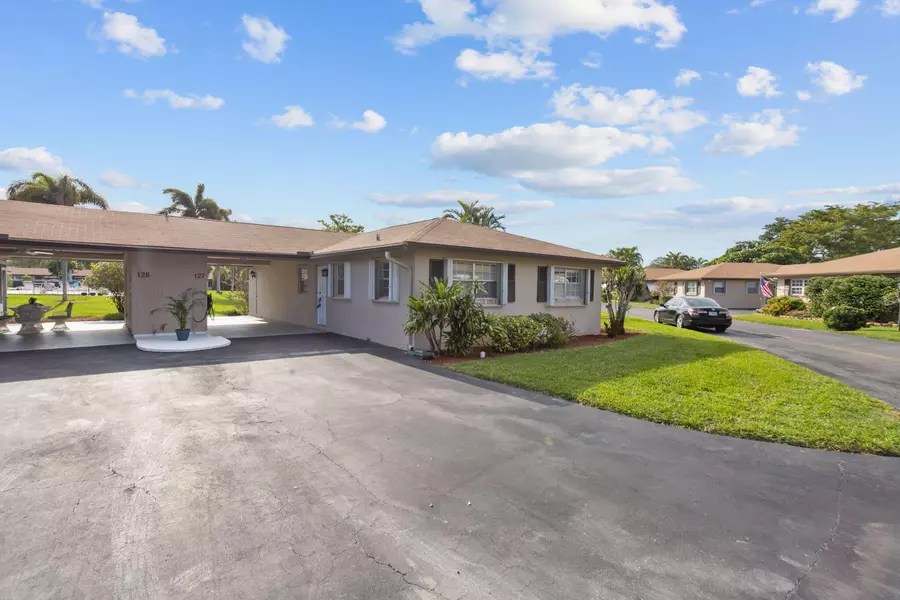 127 Mockingbird LN, Delray Beach, FL 33445