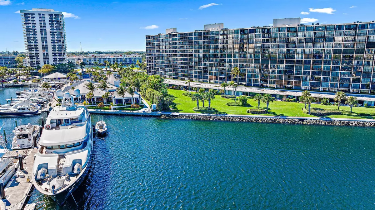 North Palm Beach, FL 33408,122 Lakeshore DR G-39