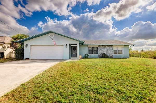 582 SW Carter AVE, Port Saint Lucie, FL 34983