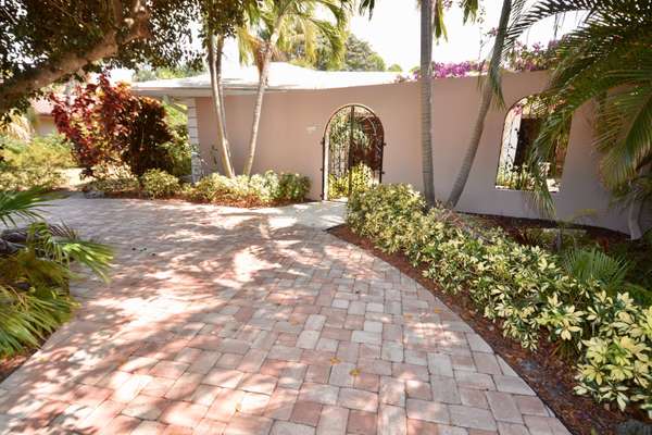 2584 Avenue Au Soleil, Gulf Stream, FL 33483