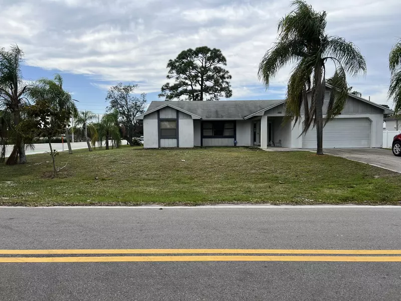 592 SE Crescent AVE, Port Saint Lucie, FL 34952