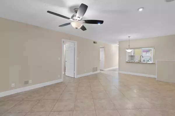 Lake Worth, FL 33467,725 Nantucket CIR B