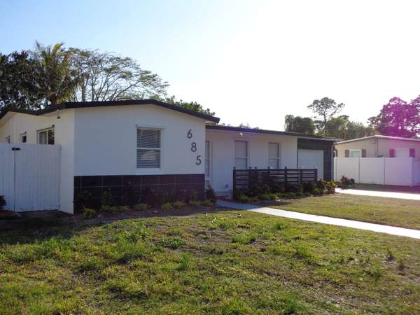 Vero Beach, FL 32962,685 SW 21st ST