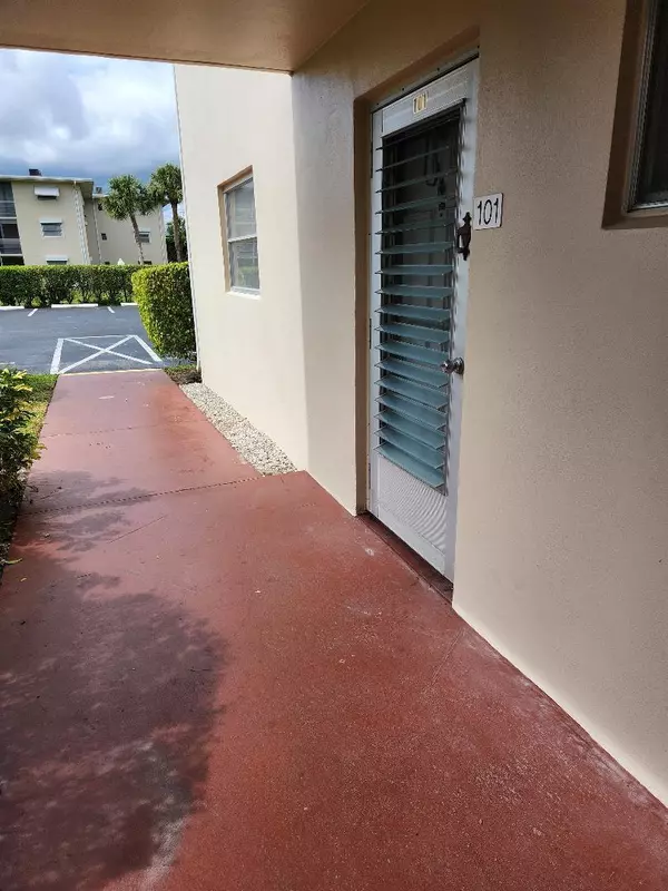 Palm Springs, FL 33461,2811 S Garden DR 101