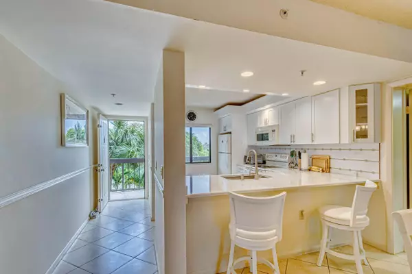 901 Seafarer Circle 302, Jupiter, FL 33477