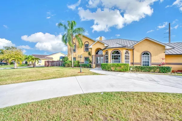 2582 SW Barber LN, Port Saint Lucie, FL 34984