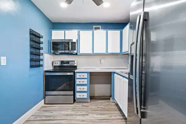 Palm Springs, FL 33461,705 Lori DR 114