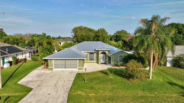 2537 SE Hallahan ST, Port Saint Lucie, FL 34952