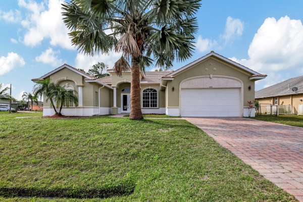 6470 NW Regal CIR, Port Saint Lucie, FL 34983