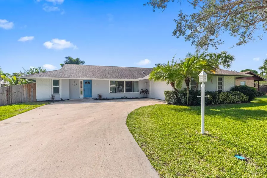 8148 SE Coconut ST, Hobe Sound, FL 33455