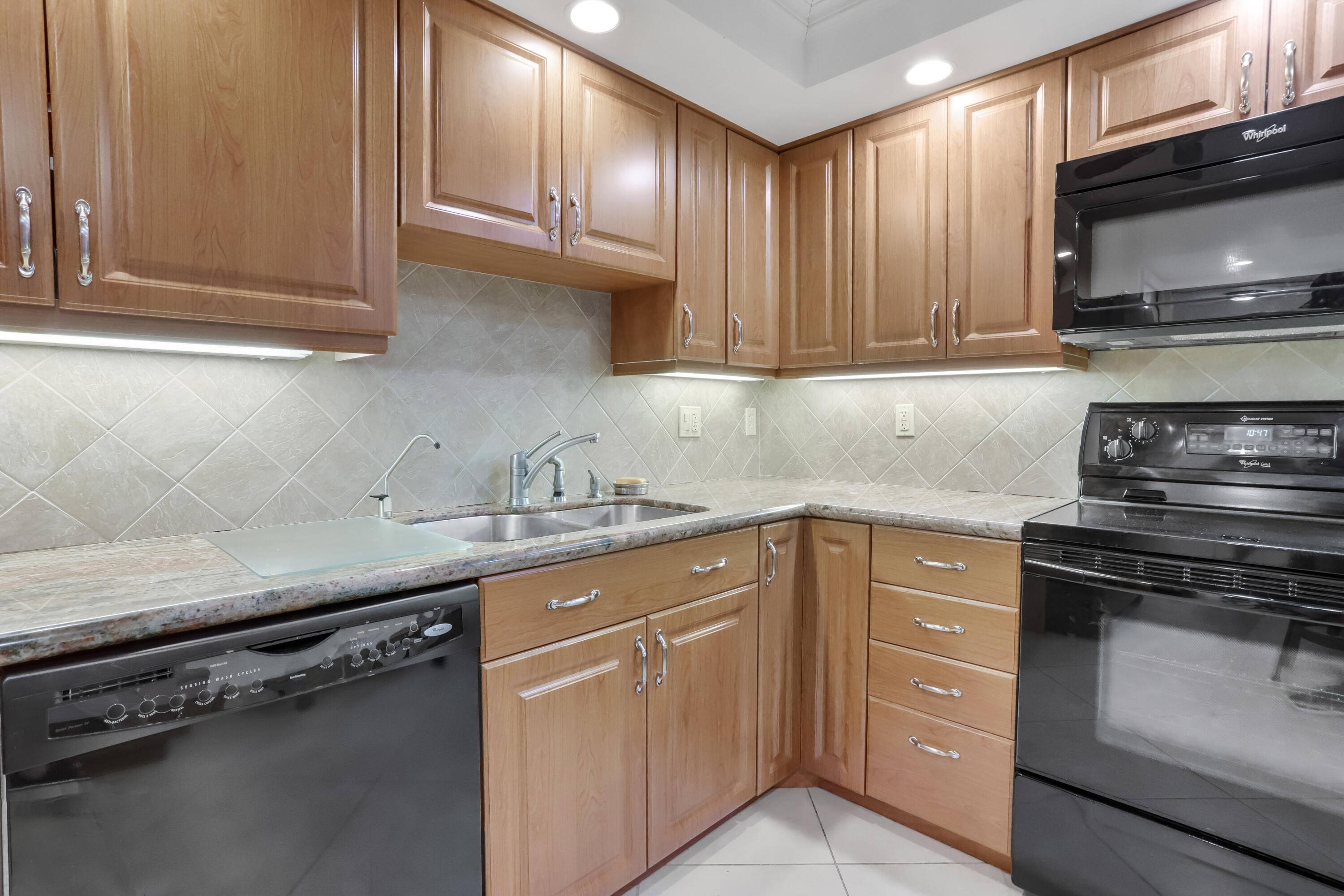 Pompano Beach, FL 33069,565 Oaks LN 407