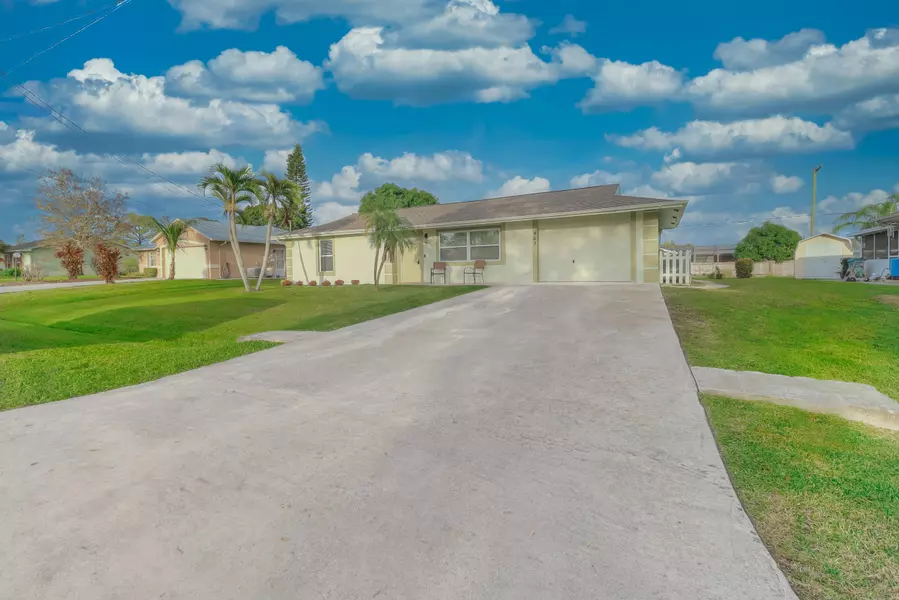 463 NW Ravenswood LN, Port Saint Lucie, FL 34983