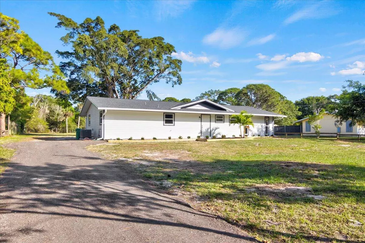 Fort Pierce, FL 34982,5912 Pinetree DR