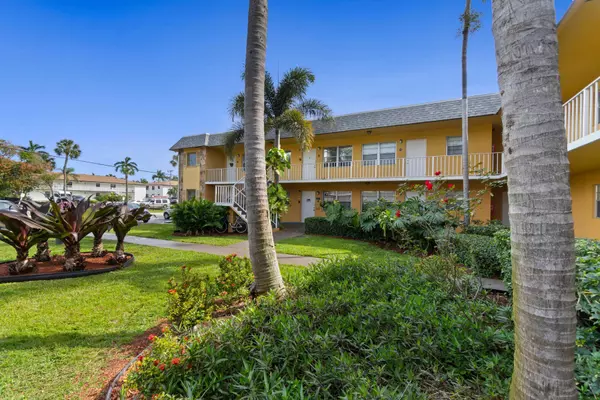 Lantana, FL 33462,220 Croton AVE 210