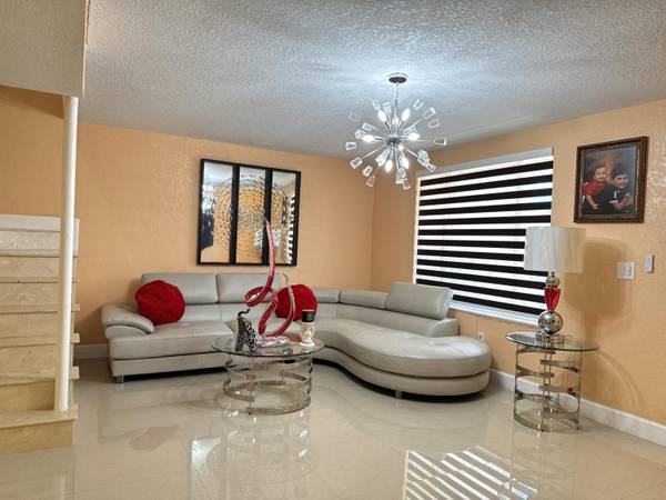 Hialeah, FL 33014,961 W 79th PL