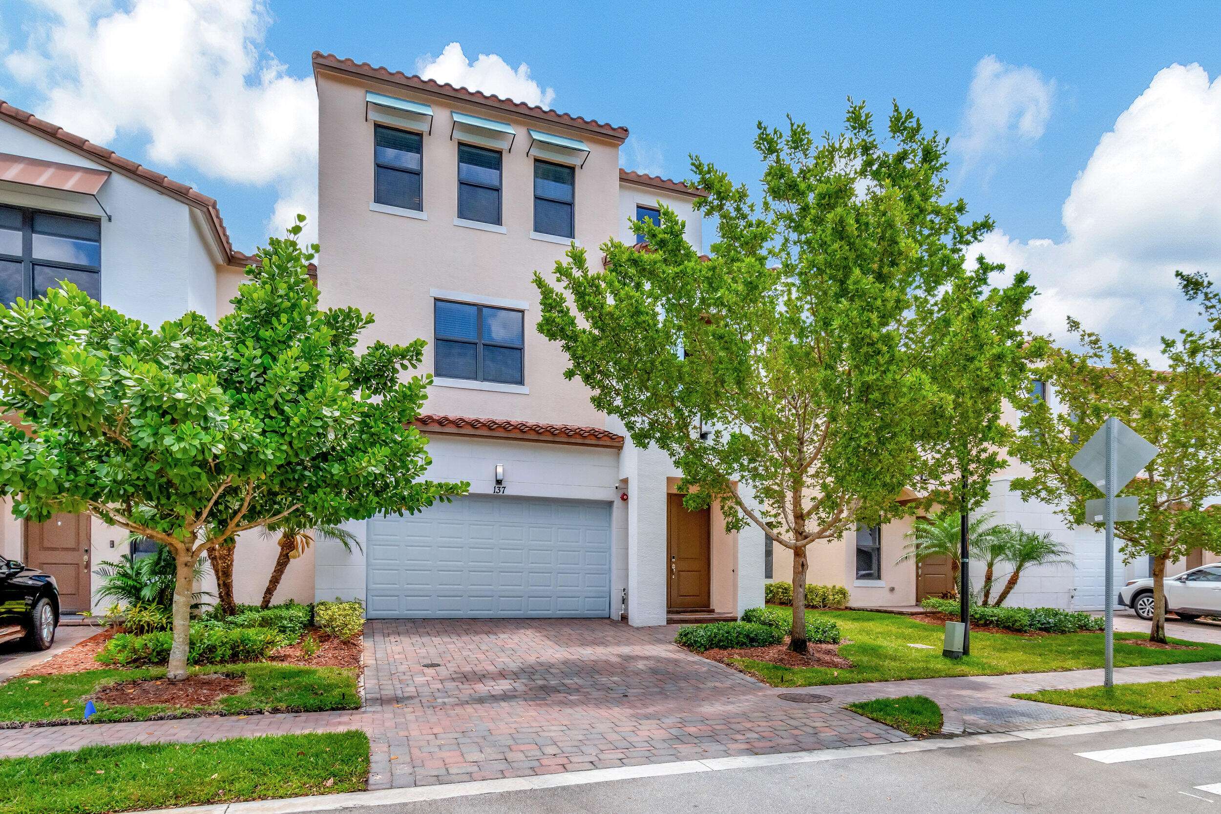Pembroke Pines, FL 33029,137 NW 209th LN