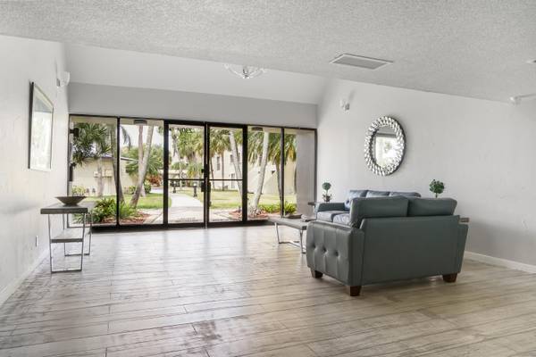 230 Lakeview DR 302,  Weston,  FL 33326