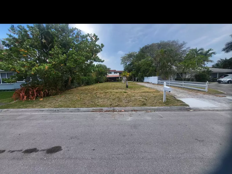 927 S Palmway, Lake Worth Beach, FL 33460