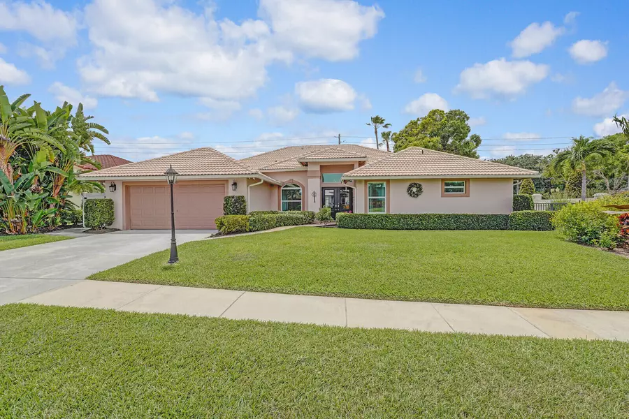 9000 Cypress Hollow DR, Palm Beach Gardens, FL 33418