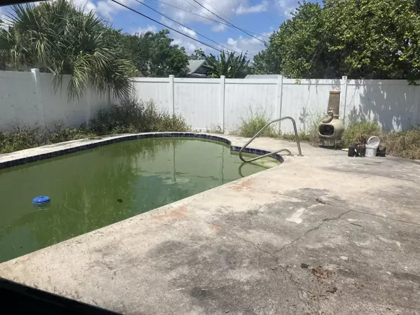 Lantana, FL 33462,1008 W Perry ST