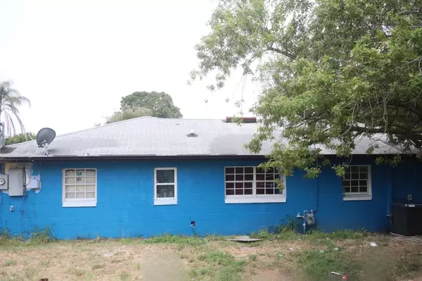 Fort Pierce, FL 34946,206 Essex DR